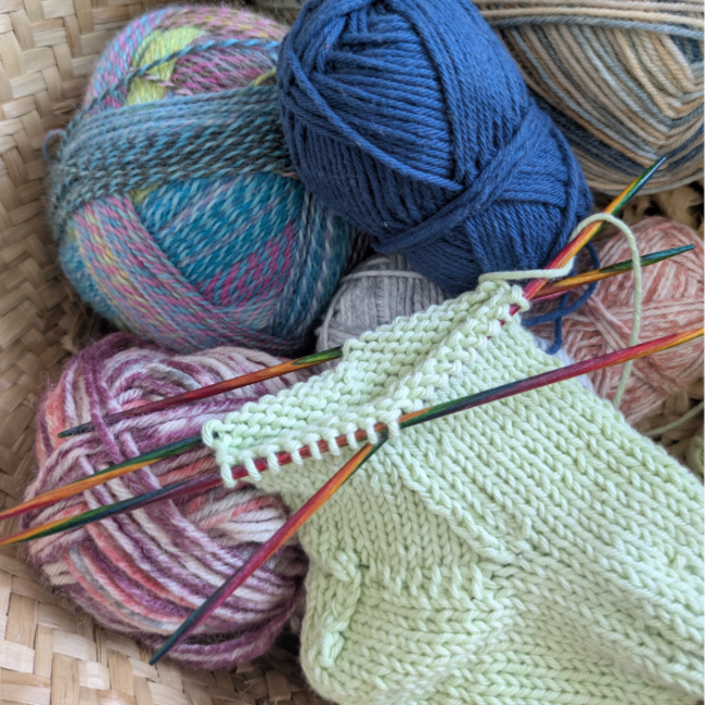 Korb mit Wolle und Strickprojekt