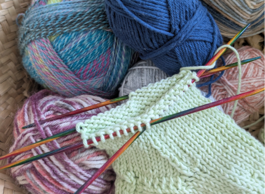 Korb mit Wolle und Strickprojekt