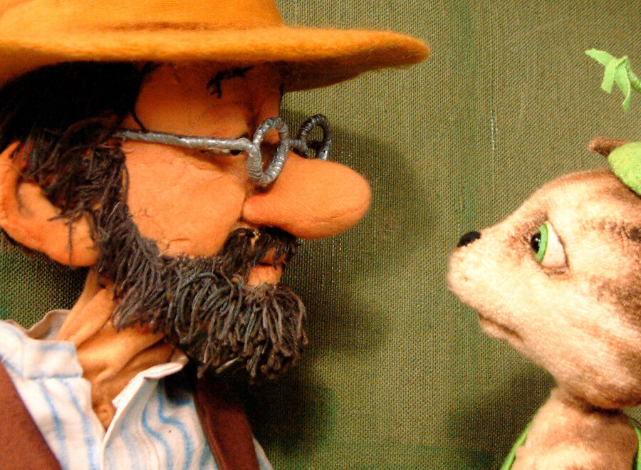 Pettersson (Mann mit Hut, Bart und Brille) zusammen mit Findus (Katze) 
